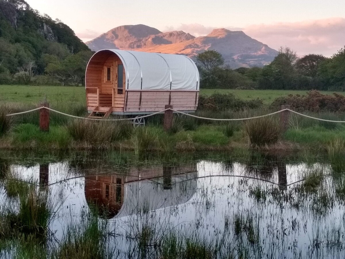 Wagon in front of Moelwyn Mawr and Moelwyn Bach