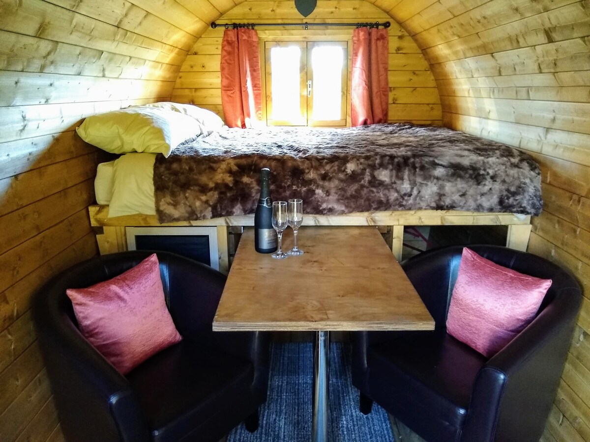 Cosy wagon for two with pull out table